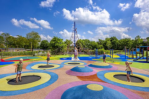 Speeltuin met trampolines en klimstructuur op camping CAPFUN de Wondermolen in Molenschot.