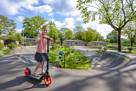 Kinderen spelen op de pumptrack van camping CAPFUN Wondermolen in Molenschot.