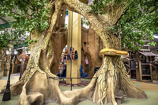 Binnenspeeltuin met verticale attractie voor kinderen op camping CAPFUN Wondermolen.