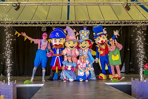Animatieshow met mascottes en entertainers op camping CAPFUN de Wondermolen in Molenschot.