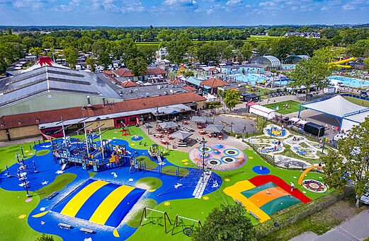 Grote kleurrijke speeltuin met piratenschip en trampolines op camping CAPFUN de Wondermolen in Molenschot.