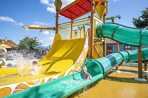 Waterglijbanen en waterspeeltuin voor kinderen op camping CAPFUN Wondermolen in Molenschot.