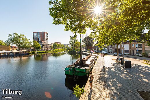 Kanaal met boot en moderne architectuur in Tilburg, Noord-Brabant.