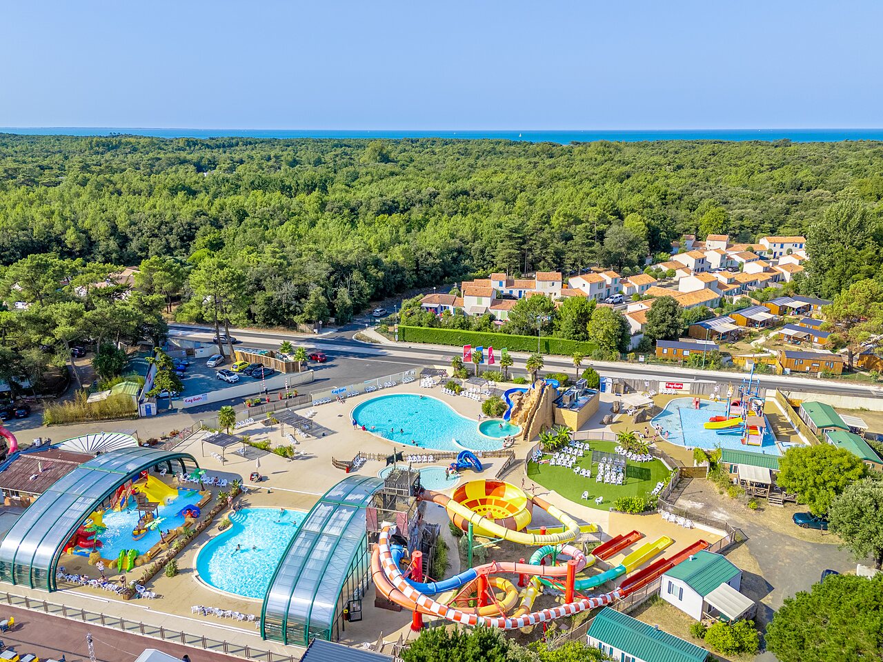 Gigantisch waterpark, glijbanen, zwembaden, luchtfoto op camping CAPFUN Zagarella (85).