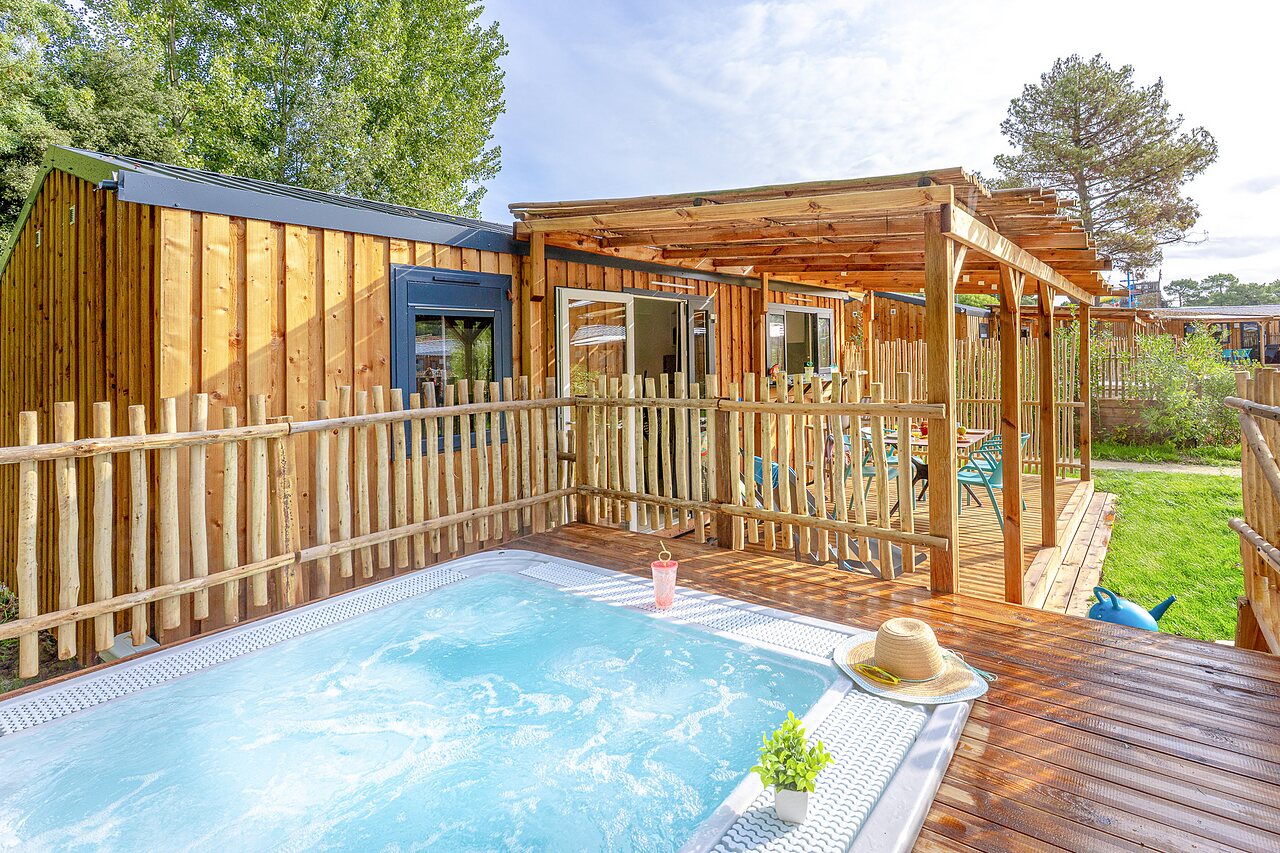 Priv� jacuzzi en houten accommodatie bij CAPFUN Zagarella in LONGEVILLE SUR MER (85).