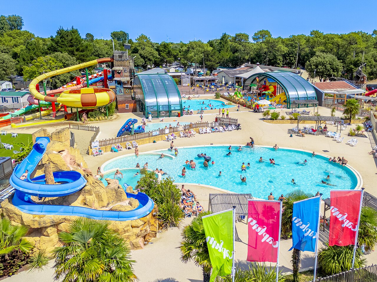 Groot waterpark met glijbanen en zwembaden op camping CAPFUN Zagarella in LONGEVILLE SUR MER (85).
