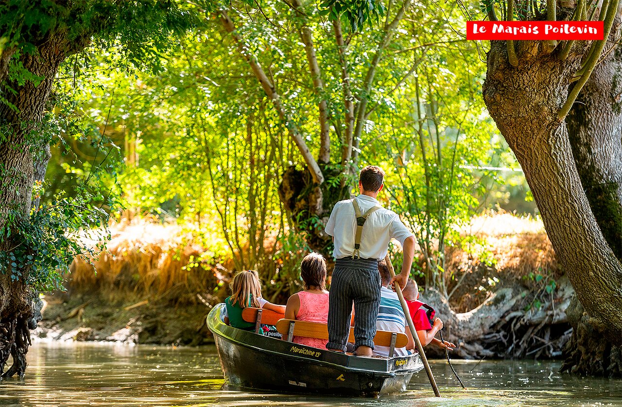 Traditionele boottocht door de groene kanalen van het Marais Poitevin.