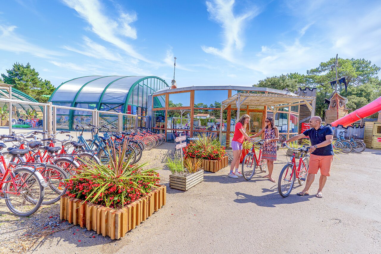 Fietsen, overdekt zwembad, speeltuin op camping CAPFUN Zagarella, LONGEVILLE SUR MER.