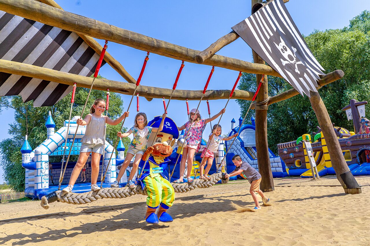 Kinderen spelen op touwbrug en springkastelen op camping CAPFUN Zagarella in LONGEVILLE SUR MER (85).