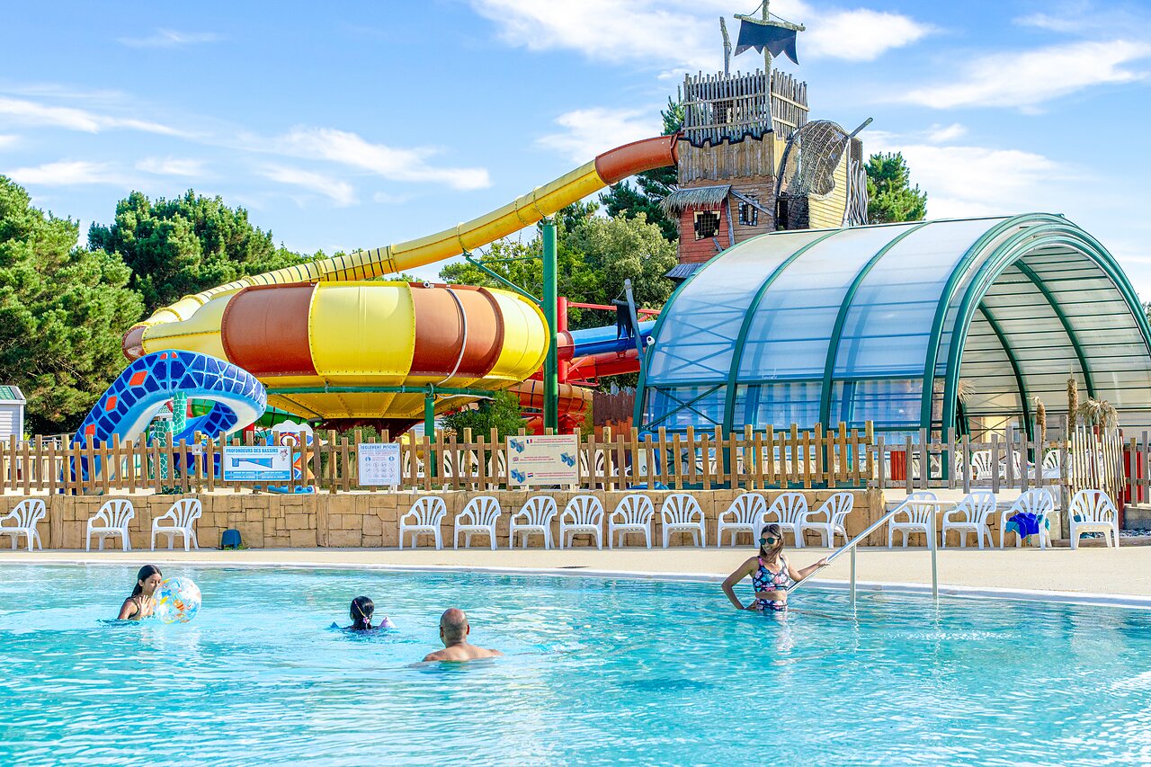 Buitenzwembad, reuzenglijbanen en overdekt zwembad op camping CAPFUN Zagarella (85).