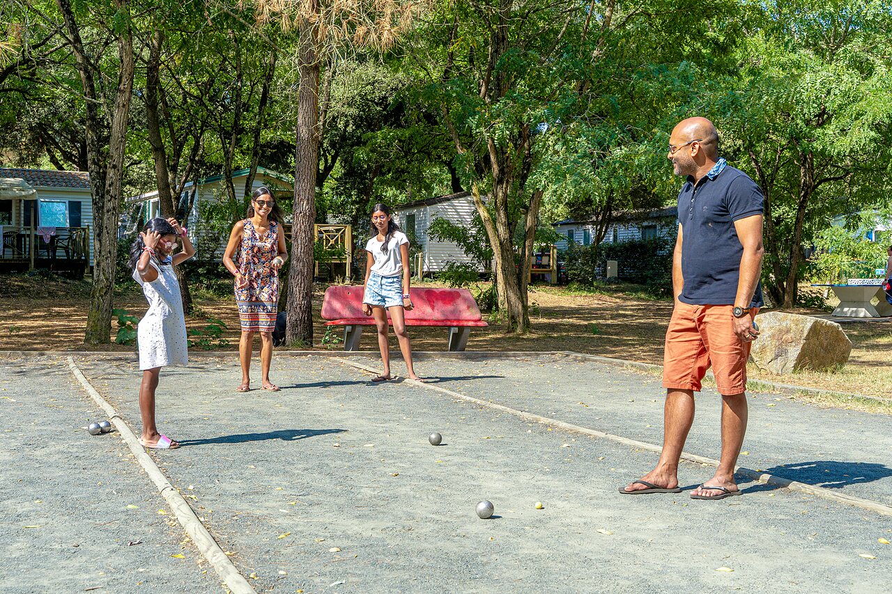 Familie speelt jeu de boules op het terrein bij camping CAPFUN Zagarella Longeville-sur-Mer.