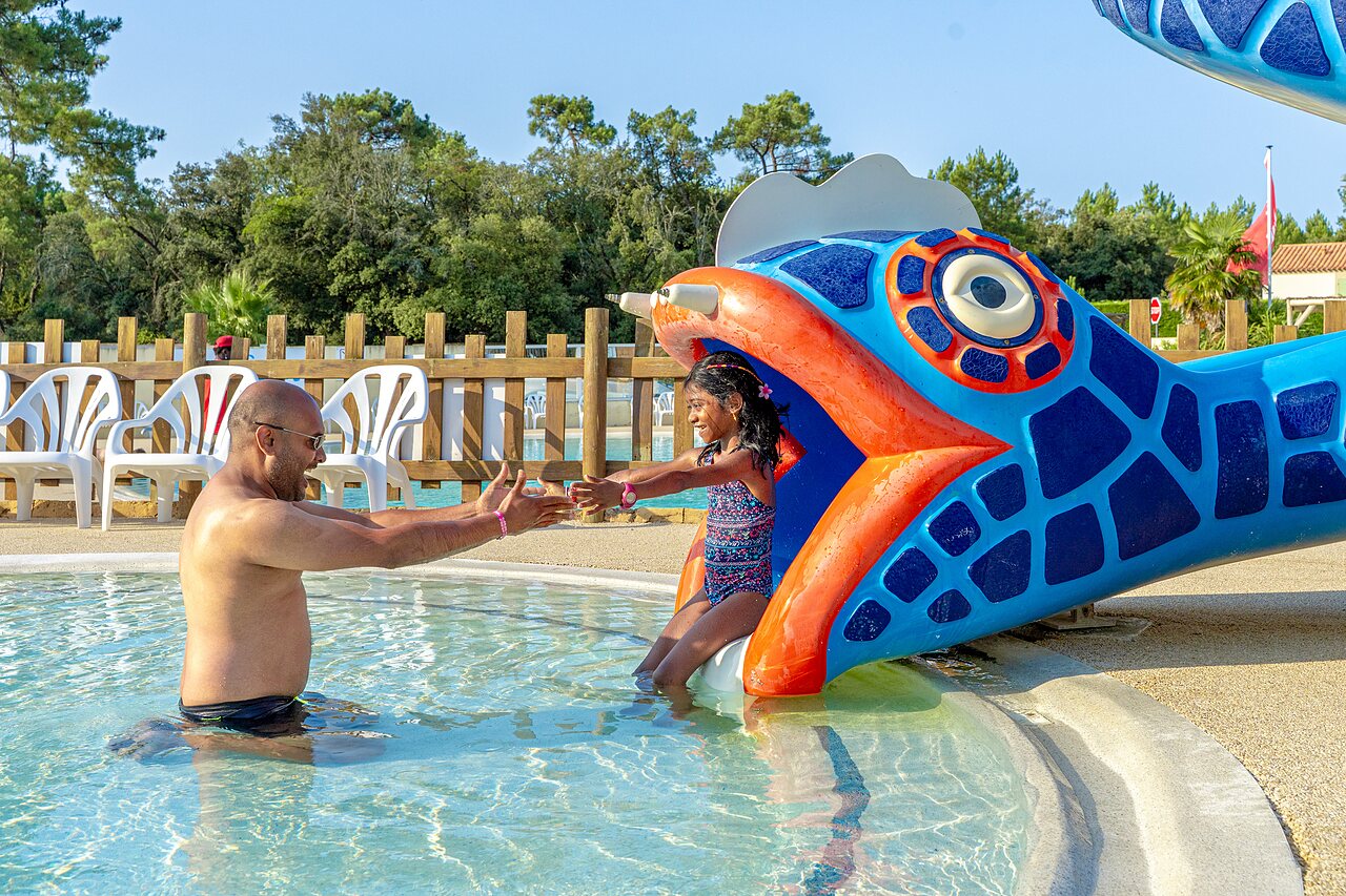 Visvormige waterglijbaan en buitenzwembad op camping CAPFUN Zagarella in LONGEVILLE SUR MER (85).
