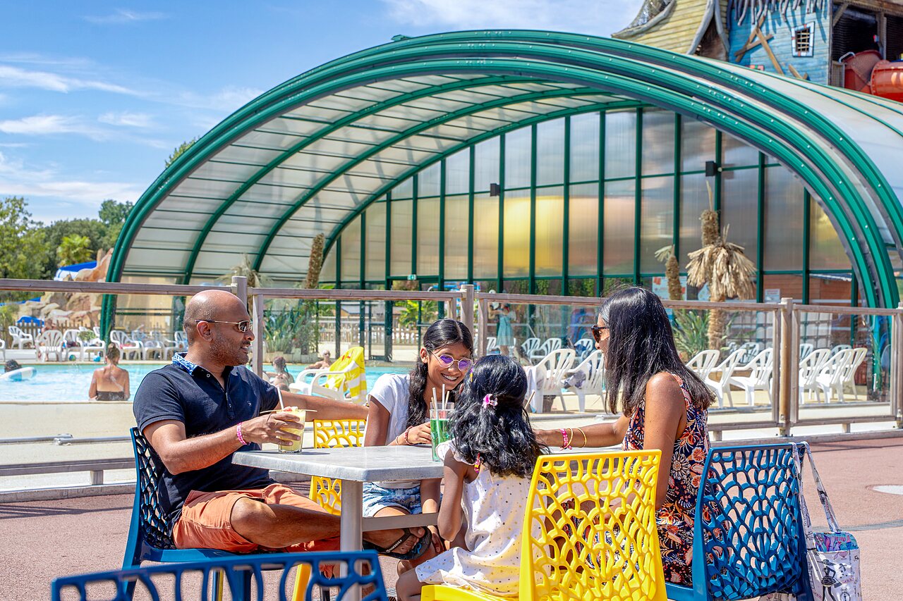 Familie aan de bar bij het overdekte zwembad, CAPFUN Zagarella, LONGEVILLE SUR MER (85).