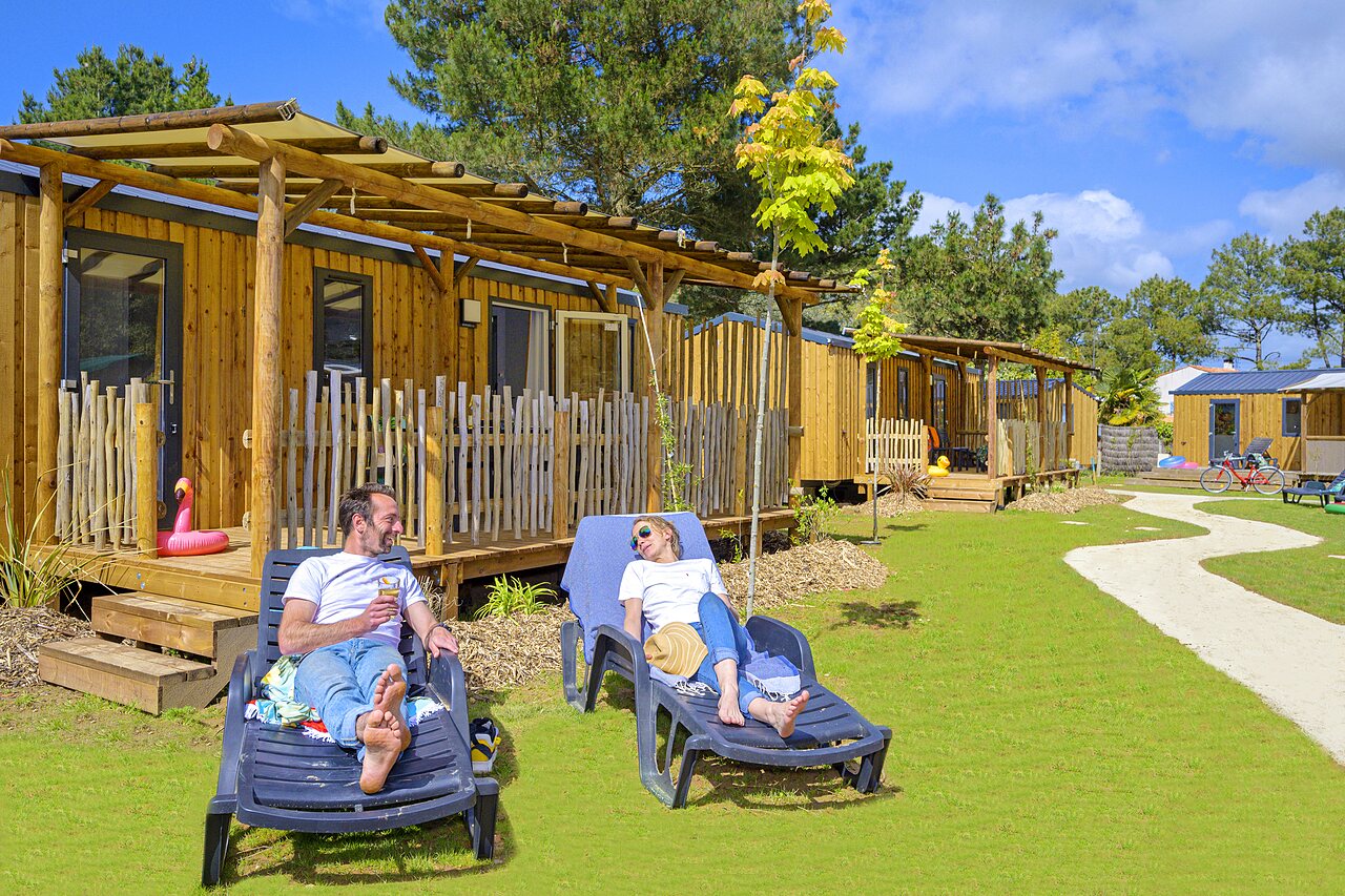 Stel ontspant, houten stacaravans op camping CAPFUN Zagarella, LONGEVILLE SUR MER.