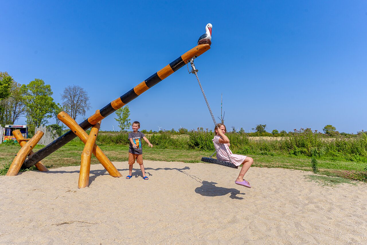 Speeltuin, reuzenschommel, kinderen, op camping CAPFUN Zagarella LONGEVILLE SUR MER.