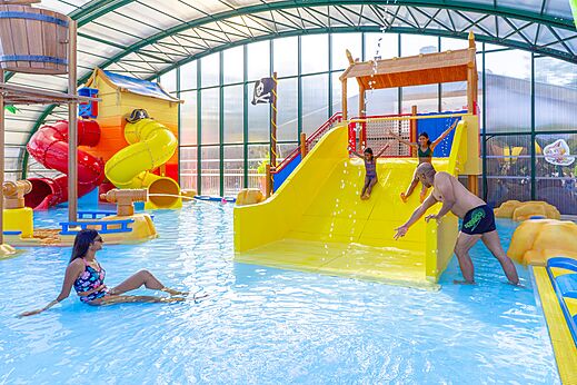 Overdekt zwembad, glijbanen en waterspellen op camping CAPFUN Zagarella (85).