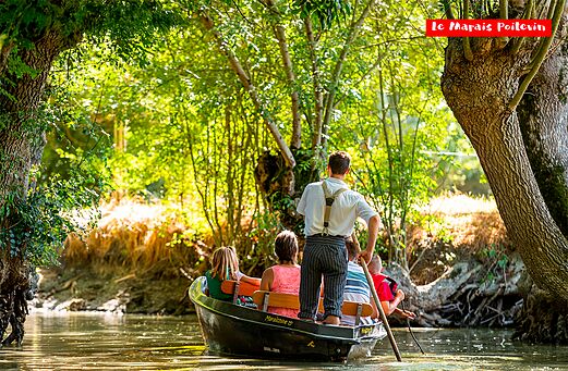 Traditionele boottocht door de groene kanalen van het Marais Poitevin.