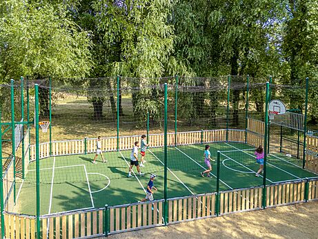 Multisportterrein voor kinderen op camping CAPFUN Zagarella, LONGEVILLE SUR MER (85).