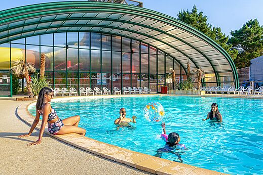 Buitenzwembad, waterglijbaan en familie op camping CAPFUN Zagarella.