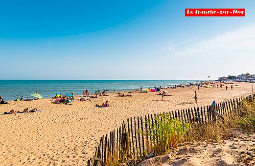 Druk zandstrand met zwemmers en parasols in La Tranche-sur-Mer, Vend�e.