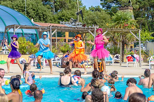 Verklede animatoren leiden een activiteit in het zwembad op camping CAPFUN Zagarella in LONGEVILLE SUR MER (85).