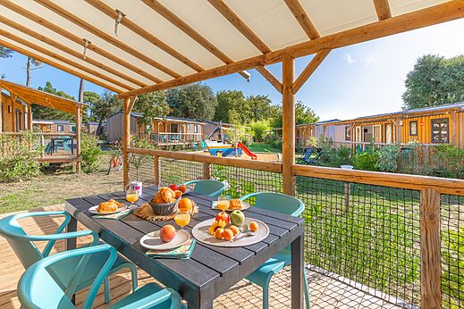 Terras van stacaravan met ontbijt op CAPFUN Zagarella, Longeville-sur-Mer (85).
