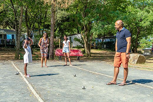 Jeu de boulesbaan met familie op camping CAPFUN Zagarella in LONGEVILLE SUR MER (85).