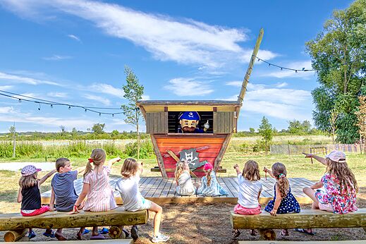 Piratenanimatieshow met mascotte en kinderen op camping CAPFUN Zagarella in LONGEVILLE SUR MER (85).