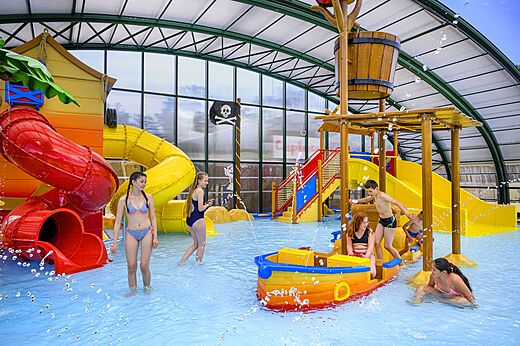 Overdekt zwembad met glijbanen en waterspellen voor kinderen op camping CAPFUN Zagarella in LONGEVILLE SUR MER (85).