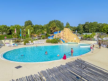 Groot buitenzwembad met waterglijbanen op camping CAPFUN Zagarella in LONGEVILLE SUR MER (85).