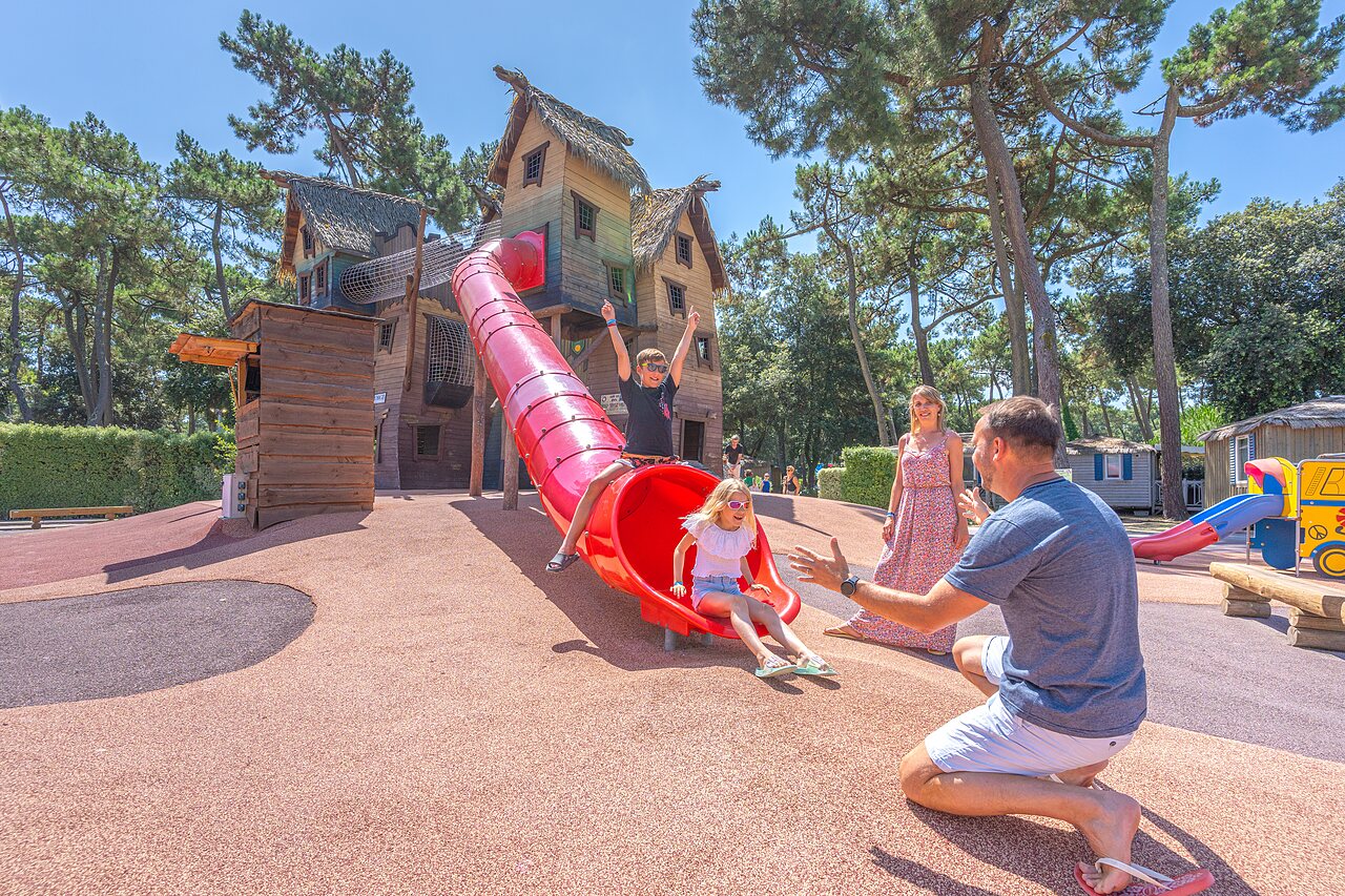 Reuzenglijbaan en speeltuin voor kinderen op camping CAPFUN Zephir in Les Mathes La Palmyre.