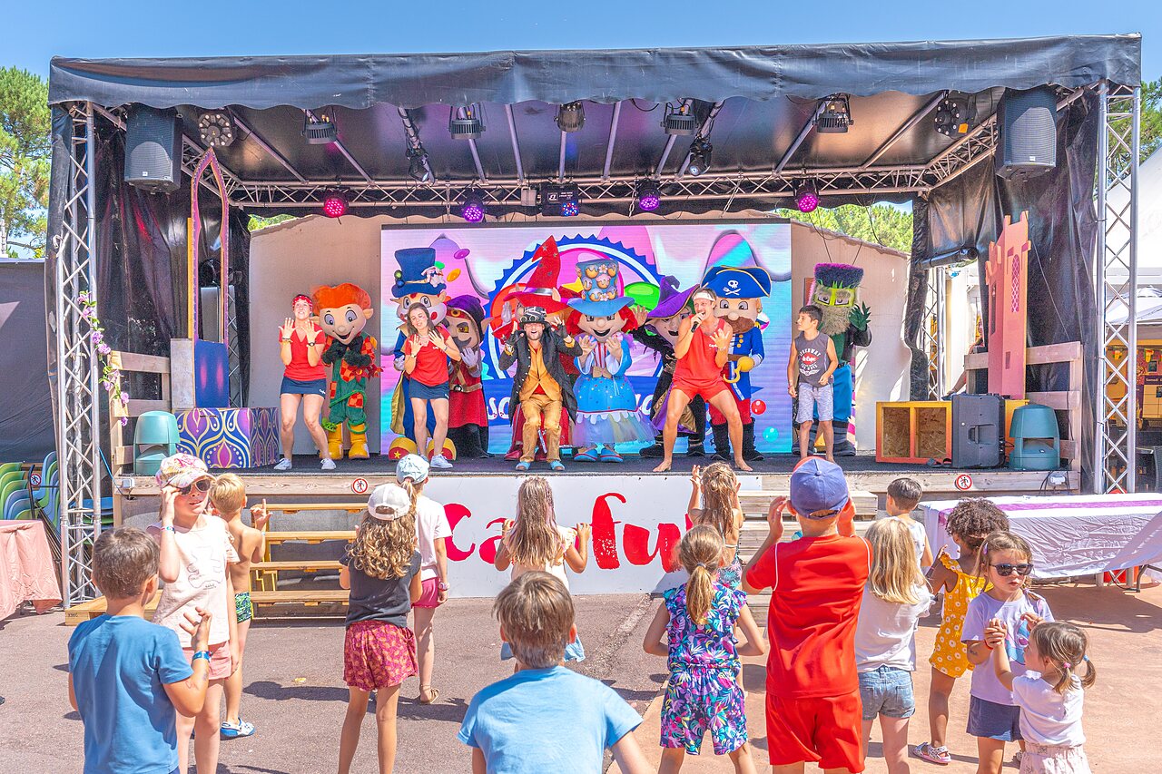 Kindershow, mascottes op camping CAPFUN Zephir in Les Mathes La Palmyre.