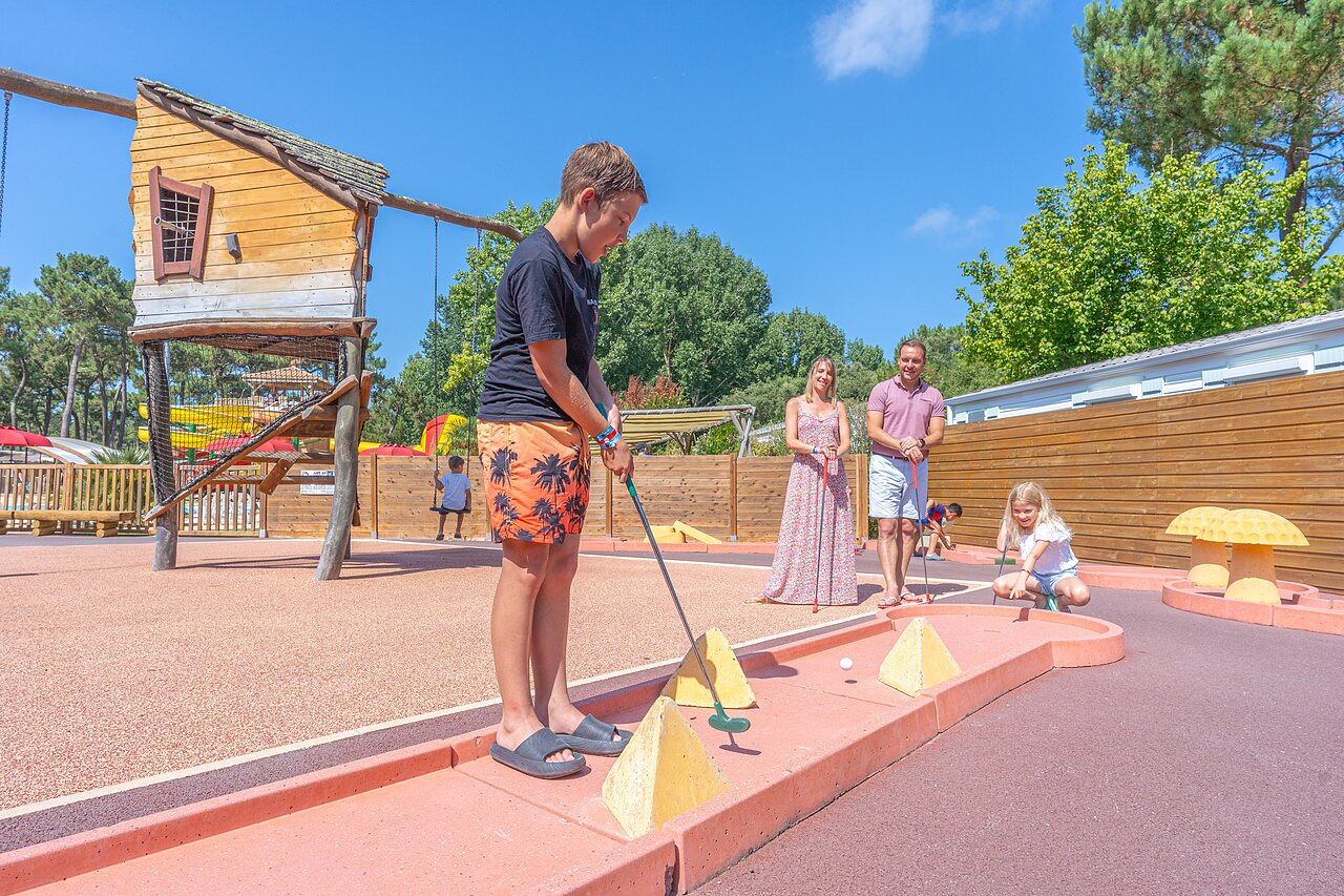 Familie minigolf en speeltuin op camping CAPFUN Zephir in Les Mathes.