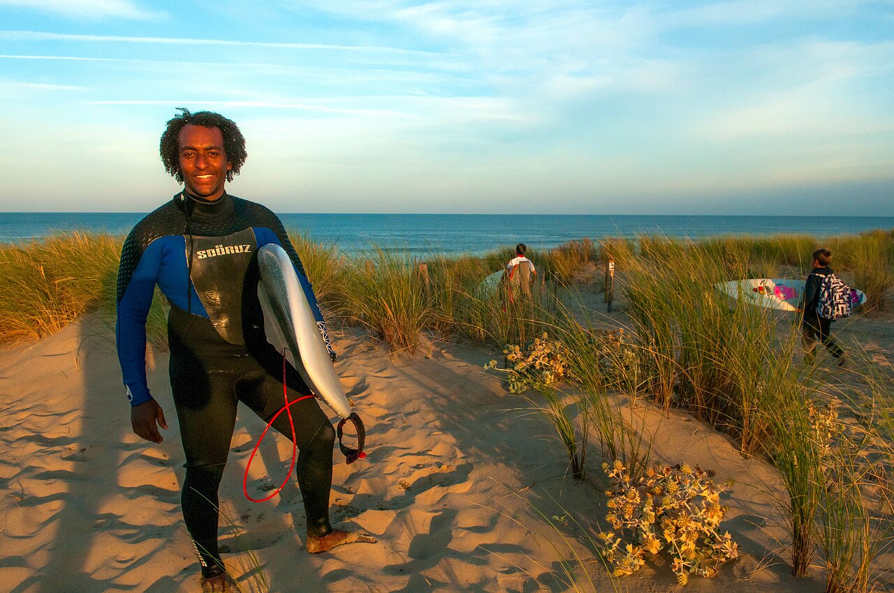 Surfer met surfplank op het strand, CAPFUN Zephir, Les Mathes.