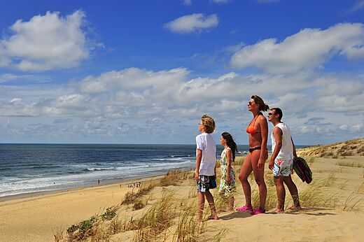 Zandstrand, familie op duin op camping CAPFUN Zephir in Les Mathes La Palmyre.