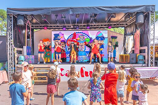 Animatievoorstelling met mascottes en kinderen op camping CAPFUN Zephir in Les Mathes La Palmyre.