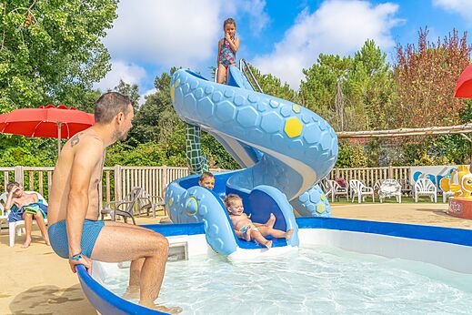 Waterslangglijbaan en kinderzwembad op camping CAPFUN Zephir in Les Mathes.