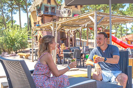 Stel met cocktails aan de bar van camping CAPFUN Zephir in Les Mathes La Palmyre (17).