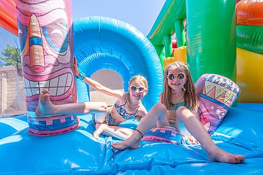 Kleurrijke opblaasbare structuur voor kinderen op CAPFUN Zephir, Les Mathes La Palmyre.