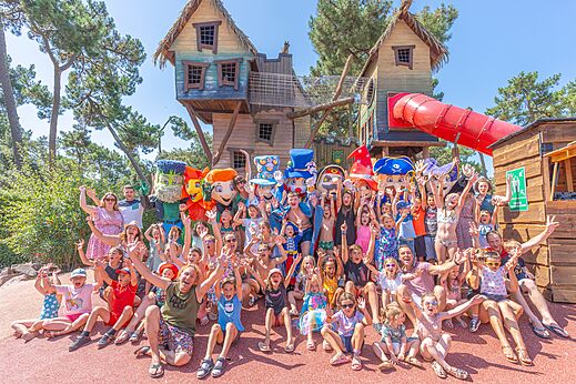 Animatie kinderen, mascottes en speeltuin met glijbaan op camping CAPFUN Zephir in Les Mathes La Palmyre (17).