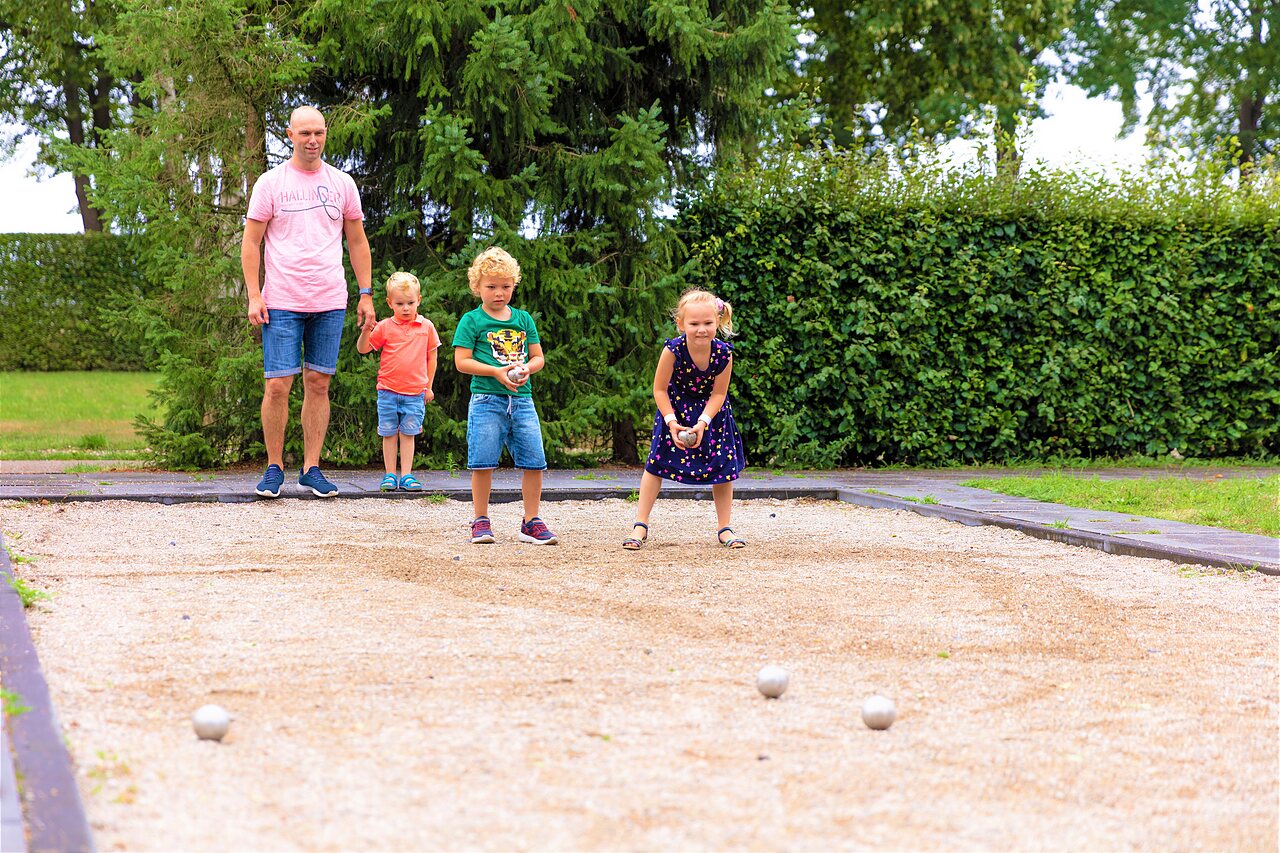 Petanquebaan met spelende familie op camping CAPFUN Zeumersehof in Voorthuizen.