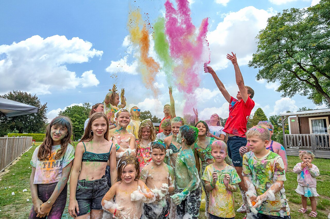 Kinderen genieten van schuim- en kleurenpoederfeest op camping CAPFUN Zeumersehof in Voorthuizen.
