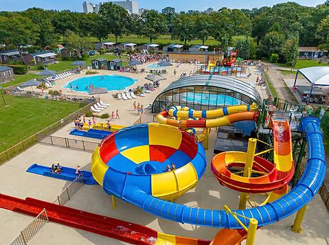 Waterpark met kleurrijke glijbanen en zwembaden op camping CAPFUN Zeumersehof in Voorthuizen.