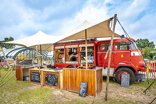 Rode foodtruck met pizzaoven en bar op camping CAPFUN Zeumersehof in Voorthuizen.