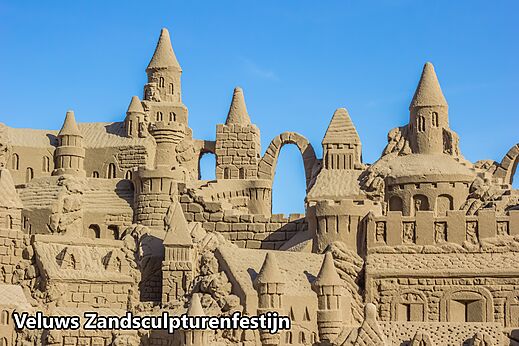 Gigantisch zandsculptuur van een kasteel, Veluws Zandsculpturenfestijn.