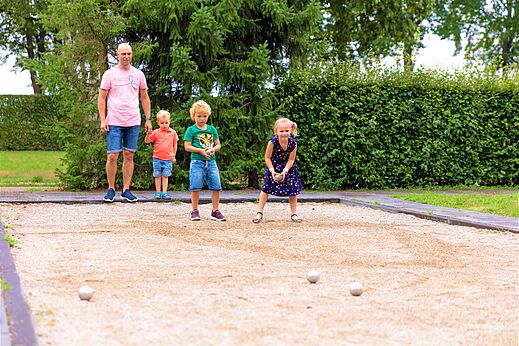 Familie speelt jeu de boules op camping CAPFUN Zeumersehof in Voorthuizen.