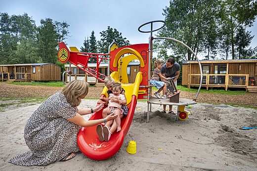 Speeltuin met glijbaan en kinderen op camping CAPFUN Zeumersehof in Voorthuizen.