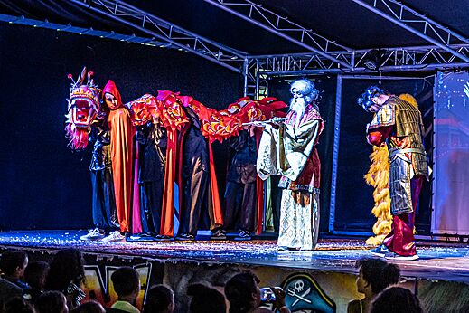 Draken dansvoorstelling en verklede personages op camping CAPFUN Zeumersehof in Voorthuizen.