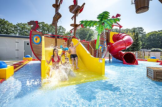 Piratenboot, glijbanen en waterspeeltuin op camping CAPFUN Zeumersehof in Voorthuizen.